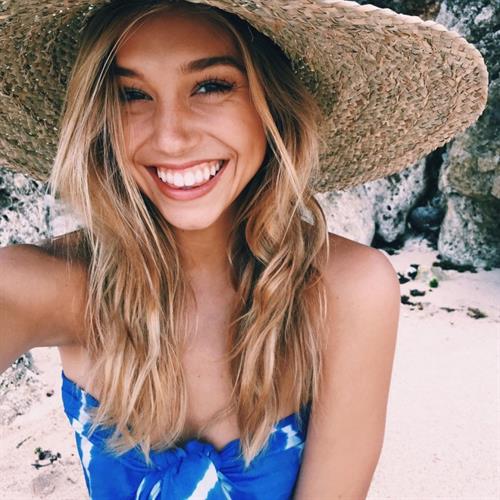 Alexis Ren taking a selfie