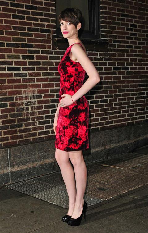 Anne Hathaway outside Ed Sullivan Theater for Letterman December 10-2012 