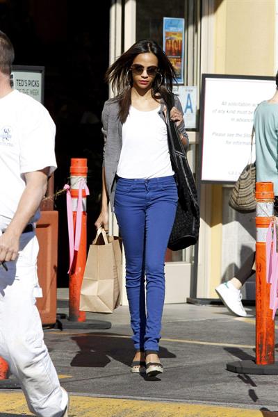 Zoe Saldana Out in Los Angeles January 4, 2012  
