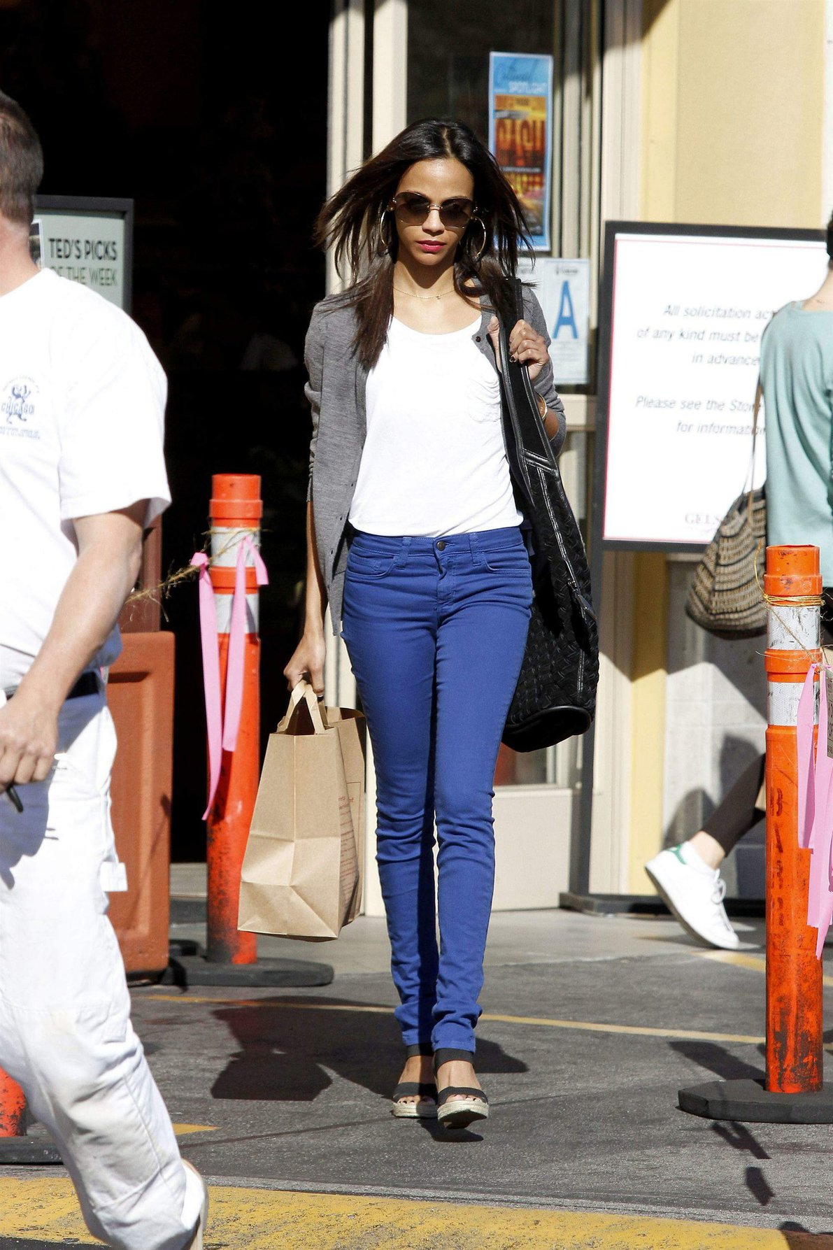 Zoe Saldana Out in Los Angeles January 4, 2012  