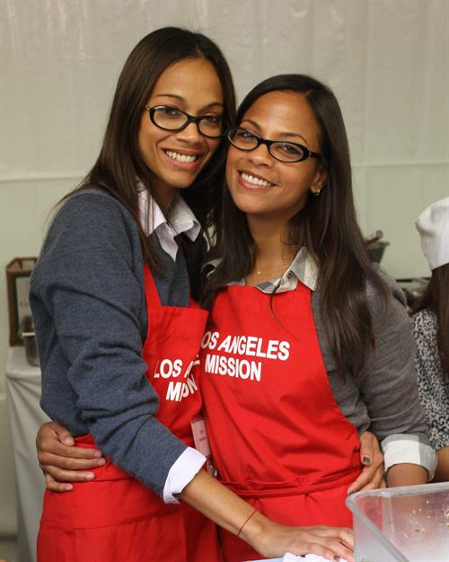 Zoe Saldana 75th Anniversary Of Los Angeles Mission Serving Thanksgiving Dinner To The Homeless