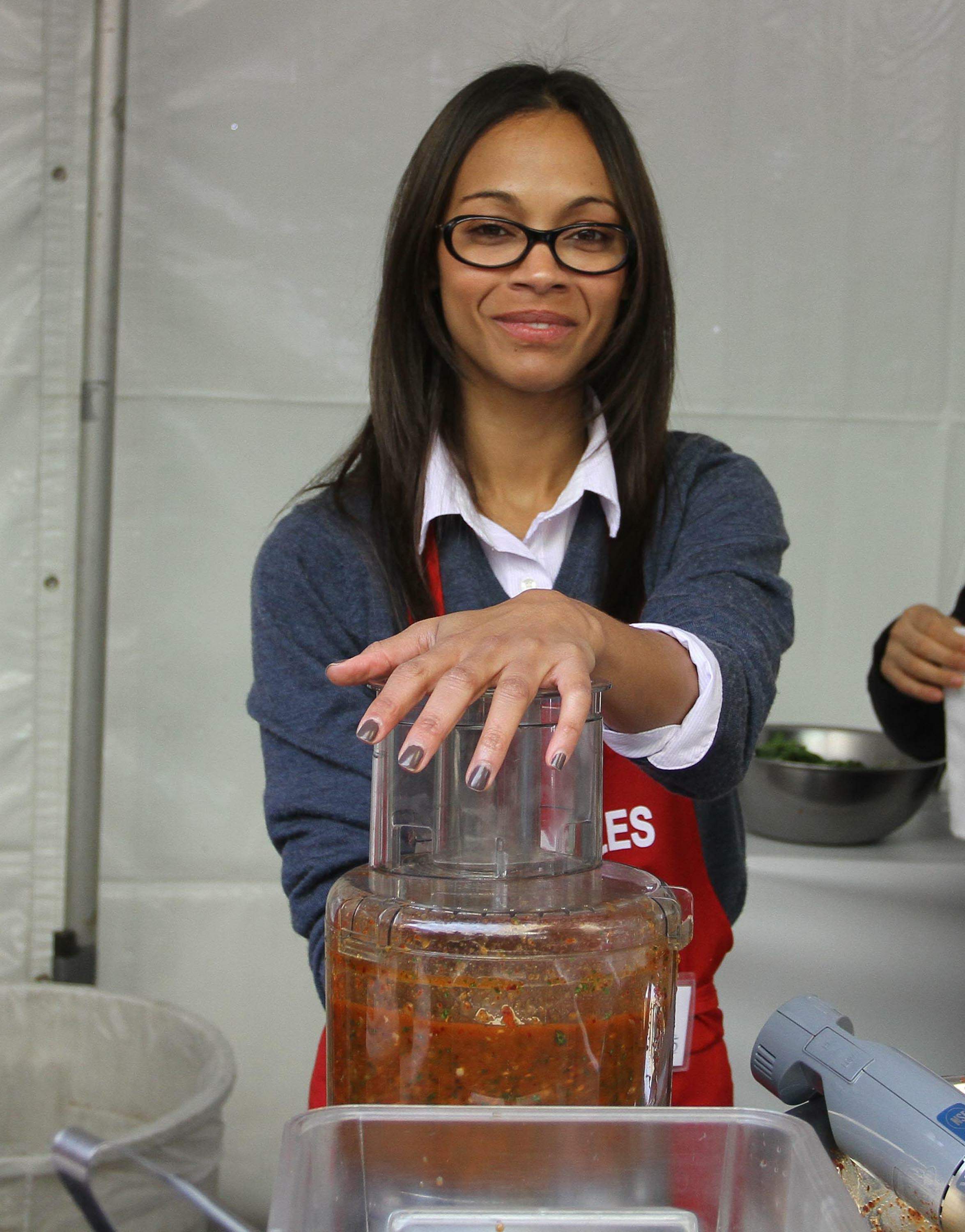 Zoe Saldana 75th Anniversary Of Los Angeles Mission Serving Thanksgiving Dinner To The Homeless