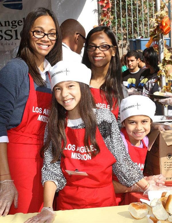Zoe Saldana 75th Anniversary Of Los Angeles Mission Serving Thanksgiving Dinner To The Homeless