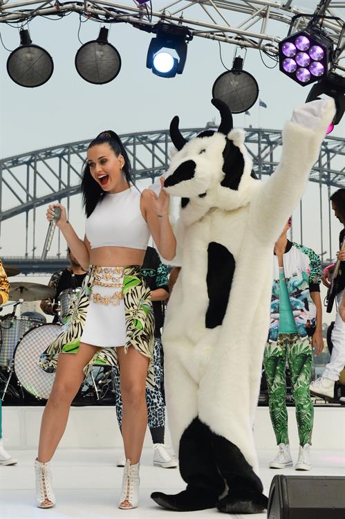 Katy Perry – “Sunrise” performance in Sydney 10/29/13