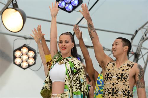 Katy Perry – “Sunrise” performance in Sydney 10/29/13