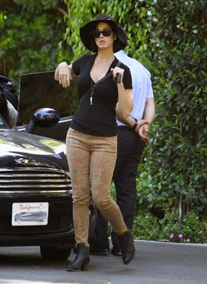 Katy Perry Katy being dropped off at her apartment in Los Angeles by John Mayer 