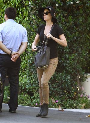 Katy Perry Katy being dropped off at her apartment in Los Angeles by John Mayer 
