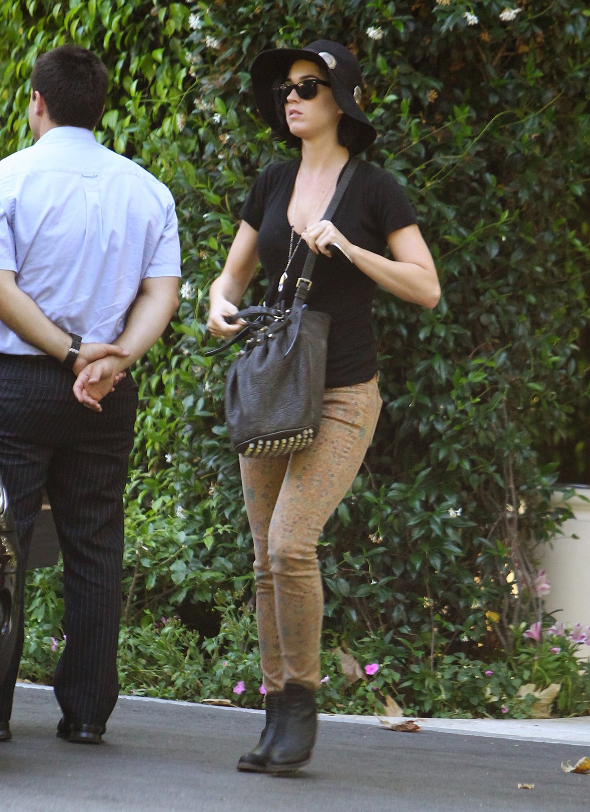 Katy Perry Katy being dropped off at her apartment in Los Angeles by John Mayer 