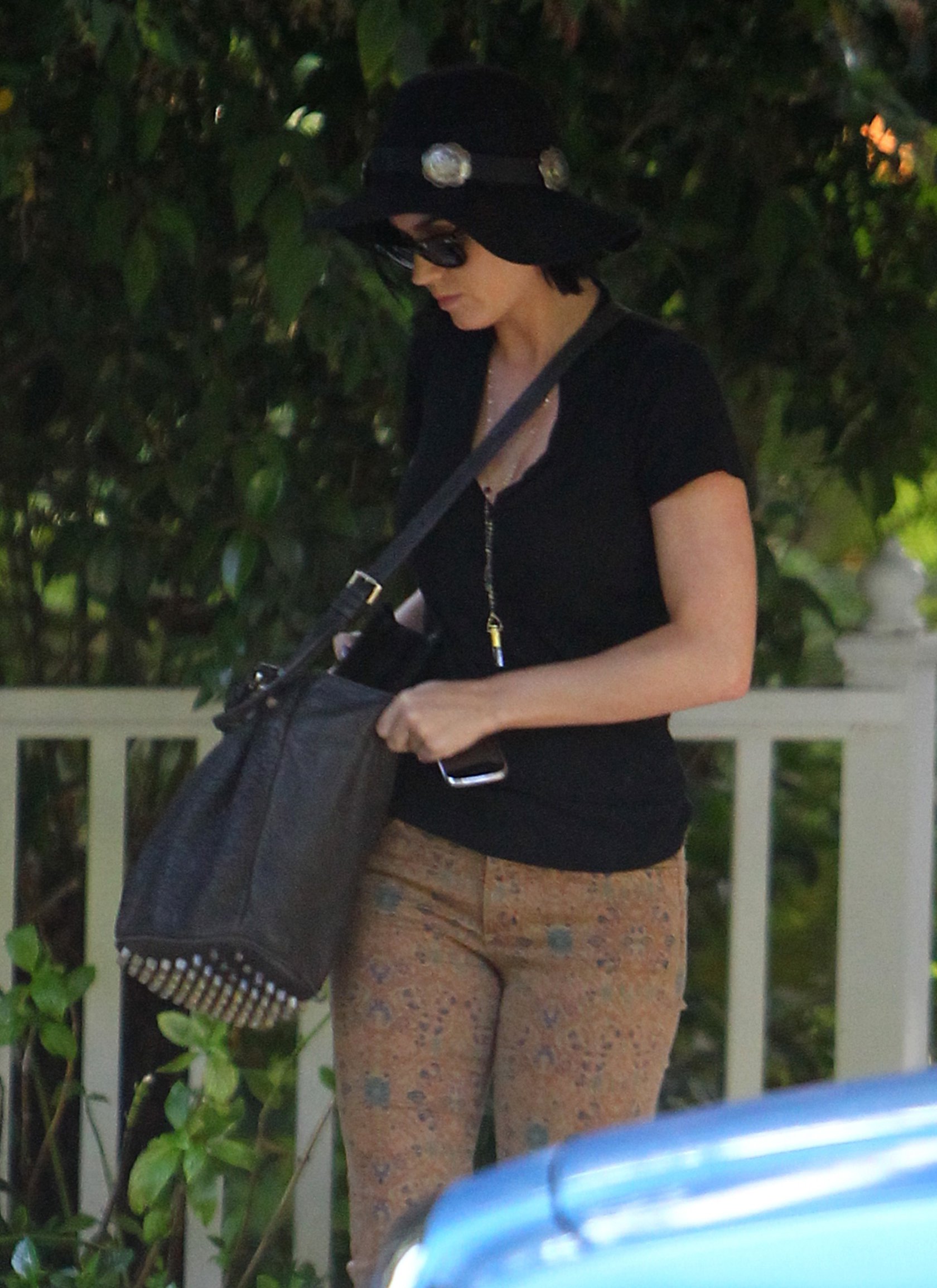 Katy Perry Katy being dropped off at her apartment in Los Angeles by John Mayer 