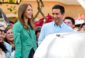Jessica Alba on the set of Extra in Los Angeles on January 25, 2012 