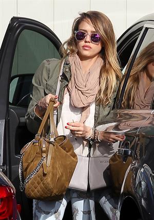 Jessica Alba - Spotted in Santa Monica (04.02.2013)