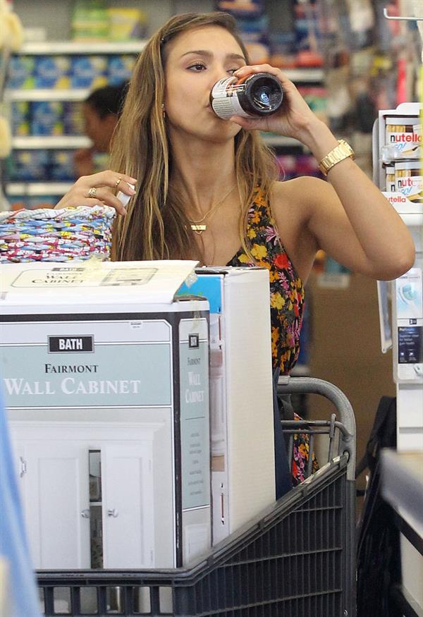 Jessica Alba - Running errands in Los Angeles 