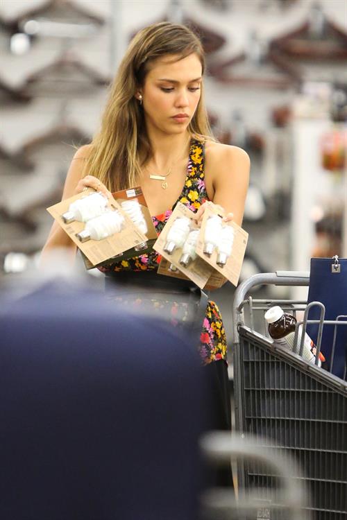 Jessica Alba - Running errands in Los Angeles 