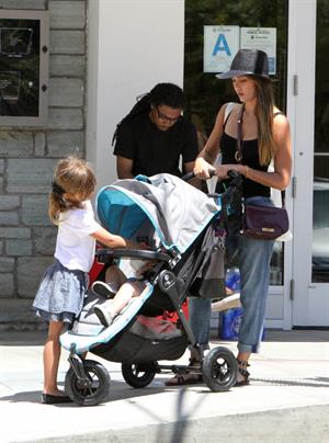 Jessica Alba Shopping with daughters - Aug 24 