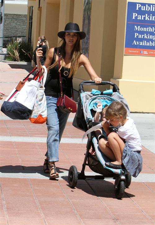 Jessica Alba Shopping with daughters - Aug 24 