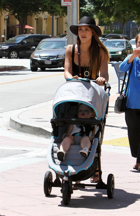 Jessica Alba Shopping with daughters - Aug 24 
