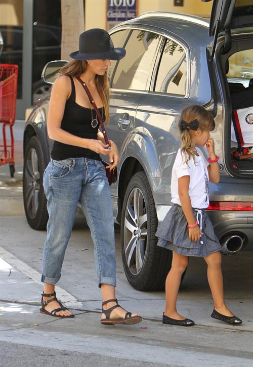 Jessica Alba Shopping with daughters - Aug 24 