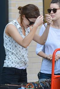 Emma Watson Shopping at a jewelry stand in the meatpacking district of New York 14.09.12