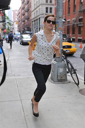 Emma Watson Shopping at a jewelry stand in the meatpacking district of New York 14.09.12