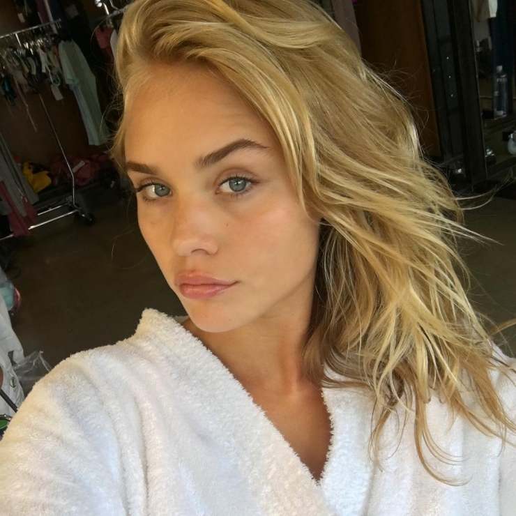 Brooke Perry taking a selfie