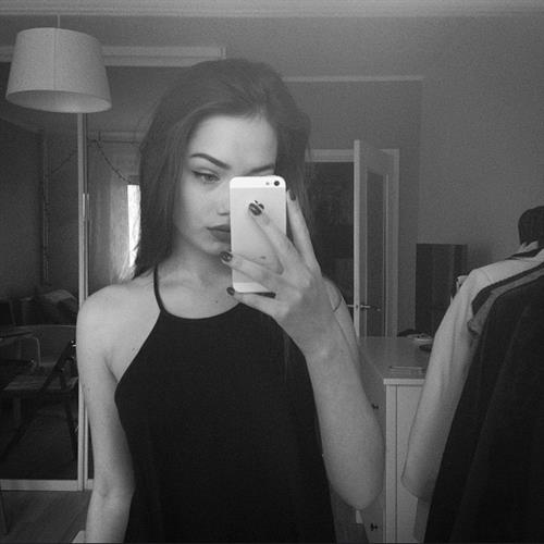 Olga Nowotarska taking a selfie