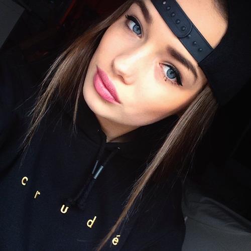 Olga Nowotarska taking a selfie