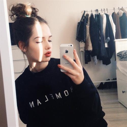 Olga Nowotarska taking a selfie