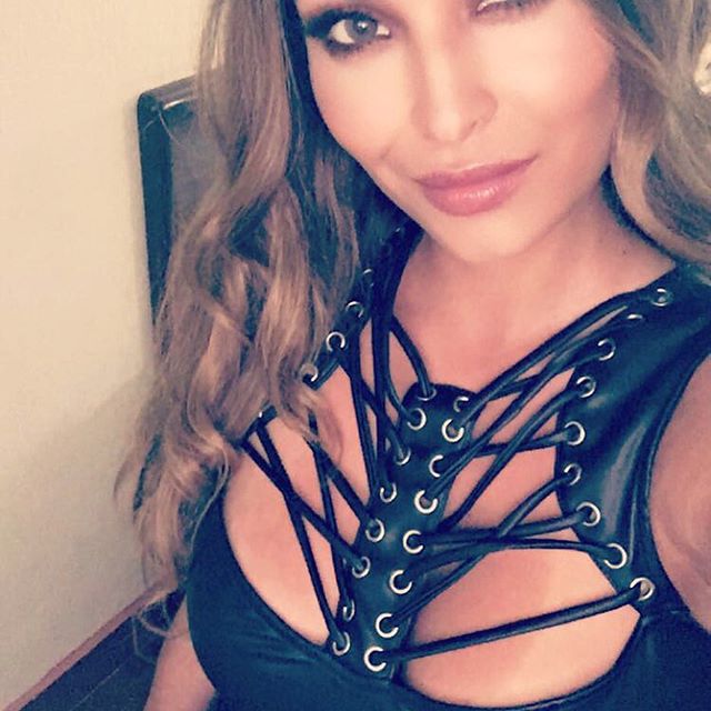 Johana Gómez taking a selfie