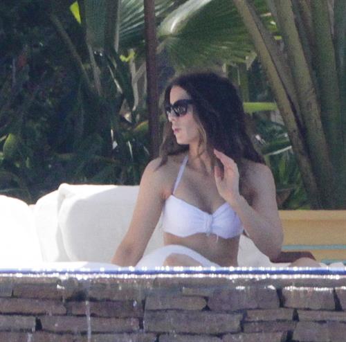 Kate Beckinsale wearing a bikini on vacation in Mexico August 22, 2013 