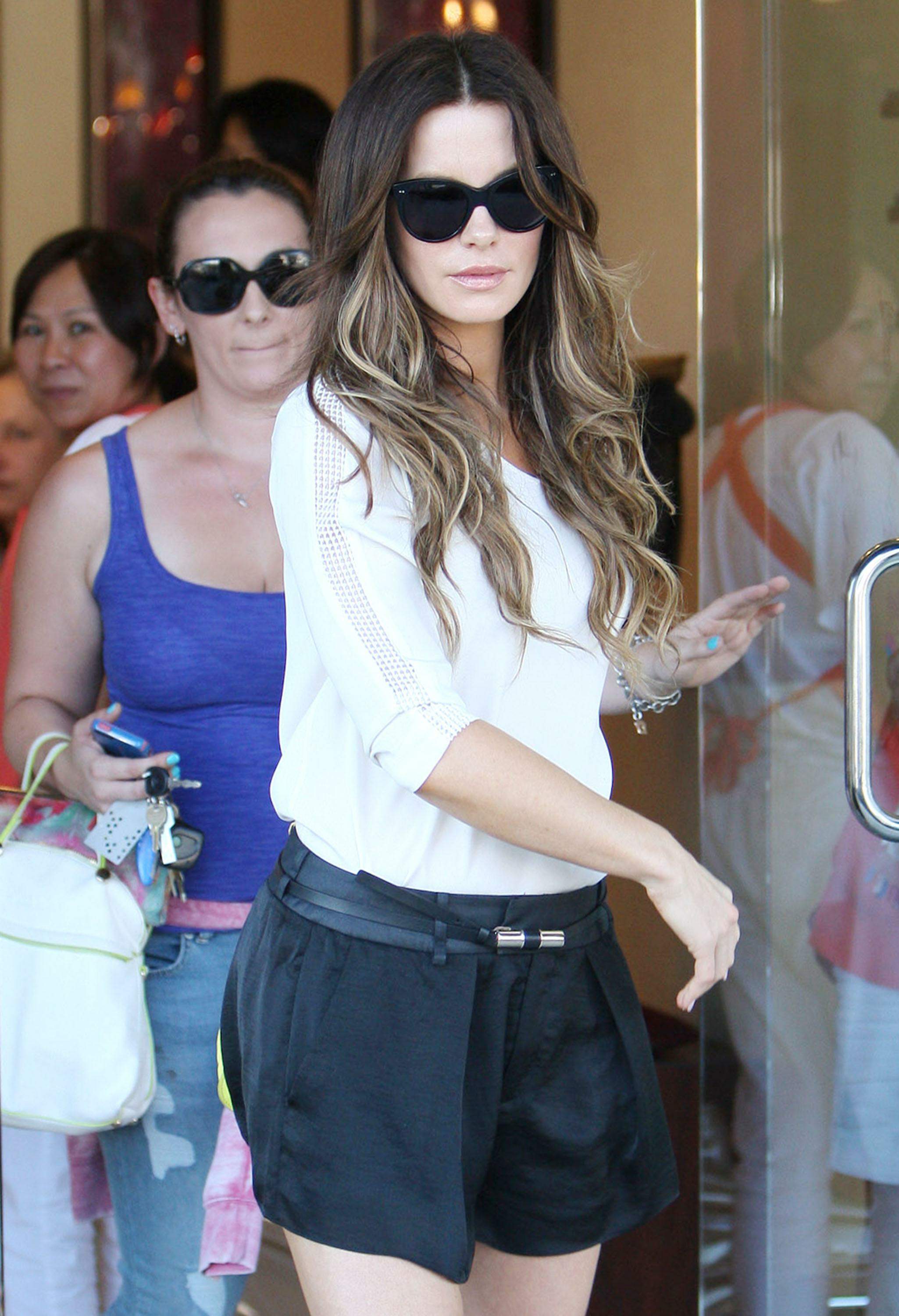 Kate Beckinsale Gets Her Nails Done in Brentwood - September 6, 2013