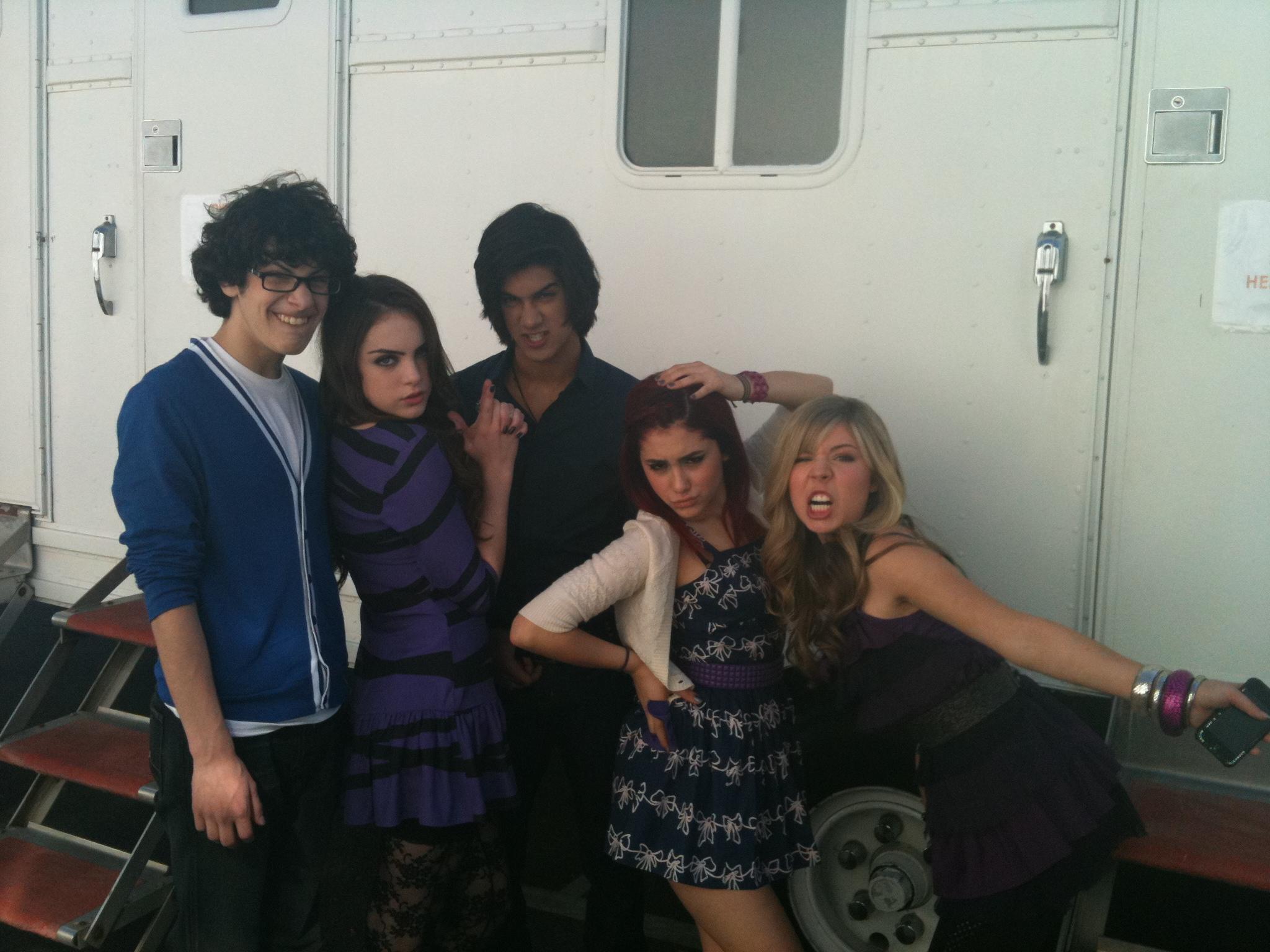 Ariana Grande Twitter and MySpace pics 