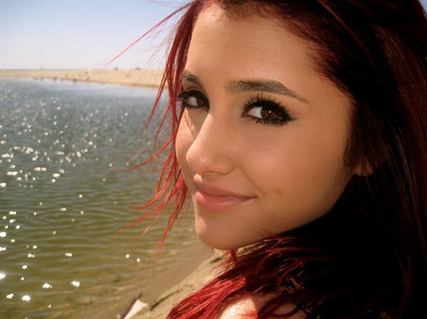 Ariana Grande Twitter and MySpace pics 