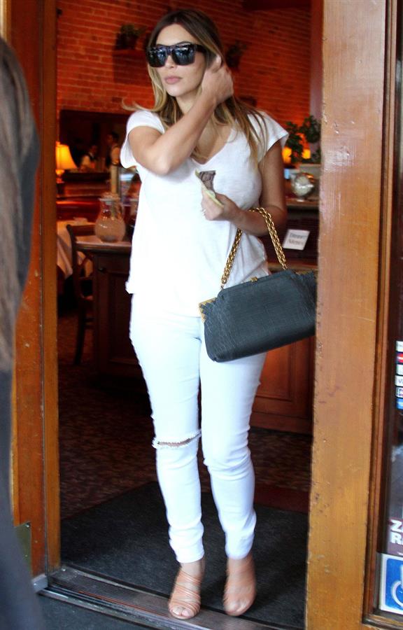 Kim Kardashian Out and about in Beverly Hills (November 14, 2013) 