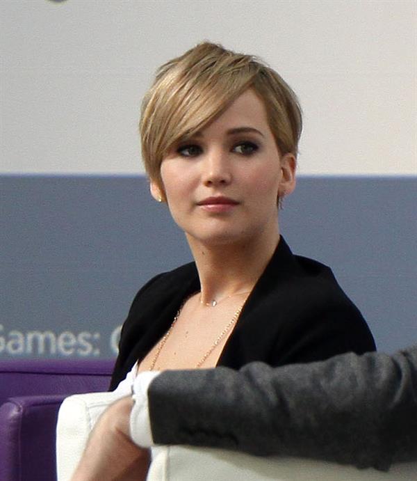 Jennifer Lawrence Q&A at the Yahoo Headquarters - Los Angeles - November 6, 2013 