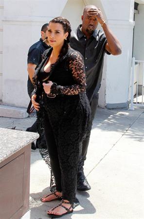 Kim Kardashian Goes house hunting with Kanye West in Bel Air (May 10, 2013) 