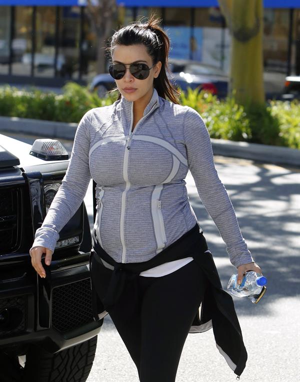 Kim Kardashian - Heads to the gym in Studio City (16.04.2013) 