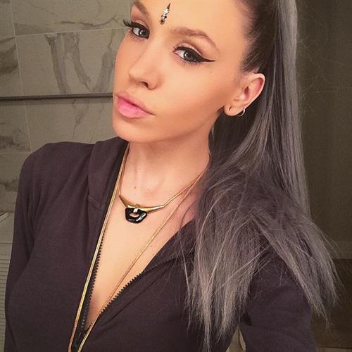 Imogen Anthony taking a selfie