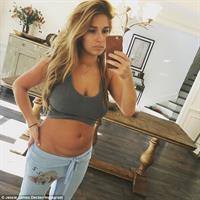 Jessie James Decker taking a selfie