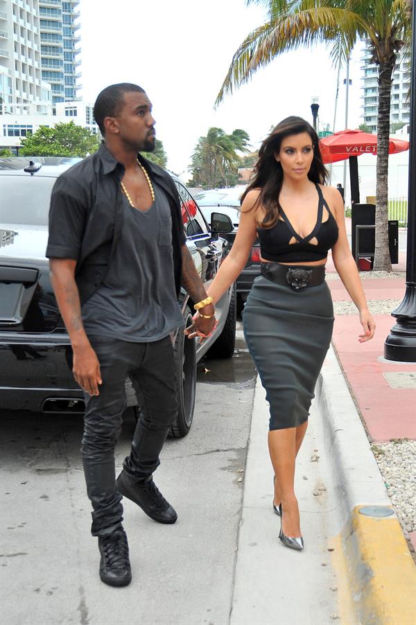 Kim Kardashian out for dinner in Miami 10/14/12 