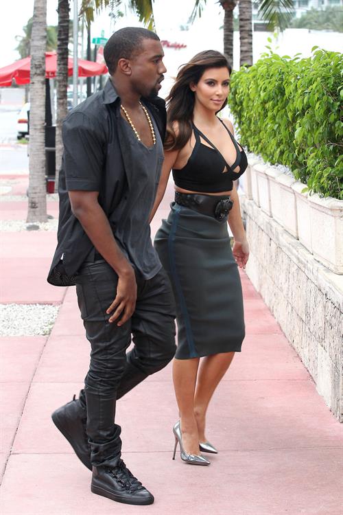 Kim Kardashian out for dinner in Miami 10/14/12 