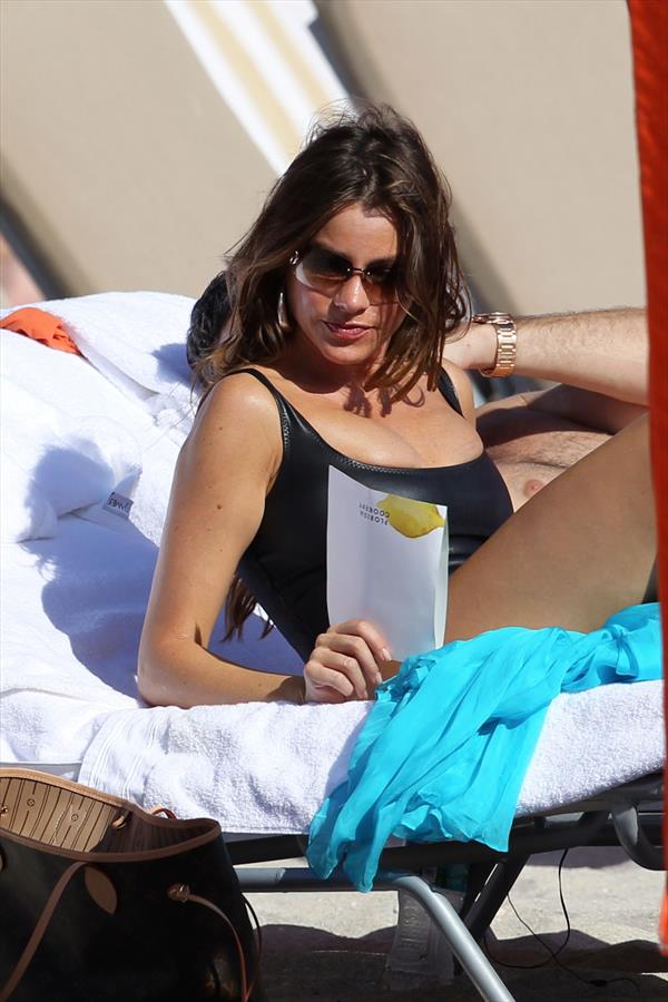 Sofia Vergara - beach candids in Miami 1/2/13  