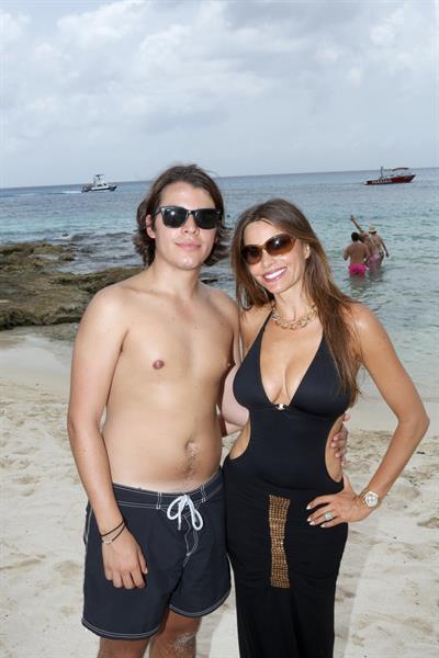 Sofia Vergara the beach in Mexico 09-07-2012