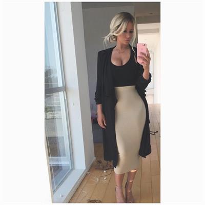 Aubrey O'Day taking a selfie