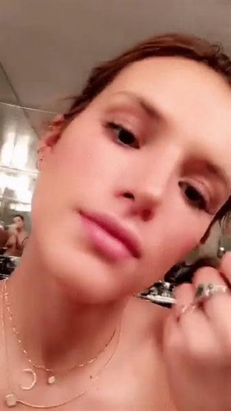 Bella Thorne taking a selfie