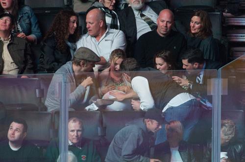 Kristen Bell with DaShepard at the Staples Center in Los Angeles (Feb 27, 2013) 