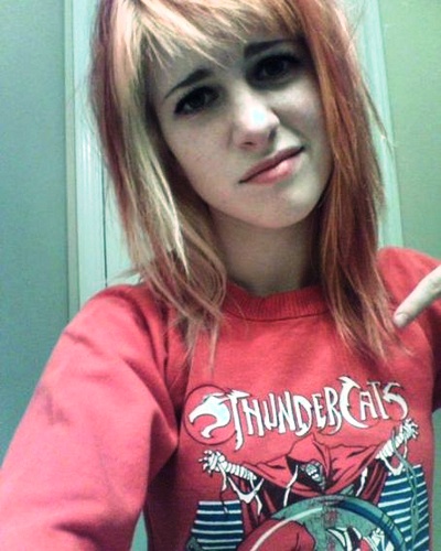 Hayley Williams taking a selfie