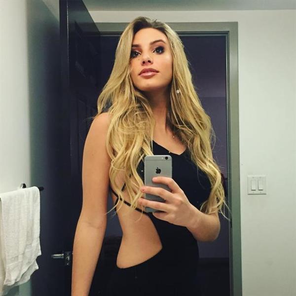 Lele Pons taking a selfie