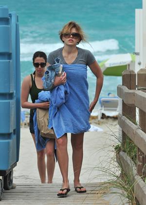Aimee Teegarden beach candids in Miami 09.06.2011