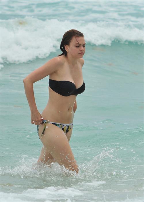 Aimee Teegarden beach candids in Miami 09.06.2011