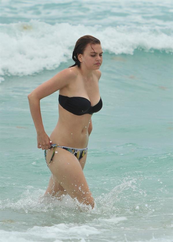 Aimee Teegarden beach candids in Miami 09.06.2011